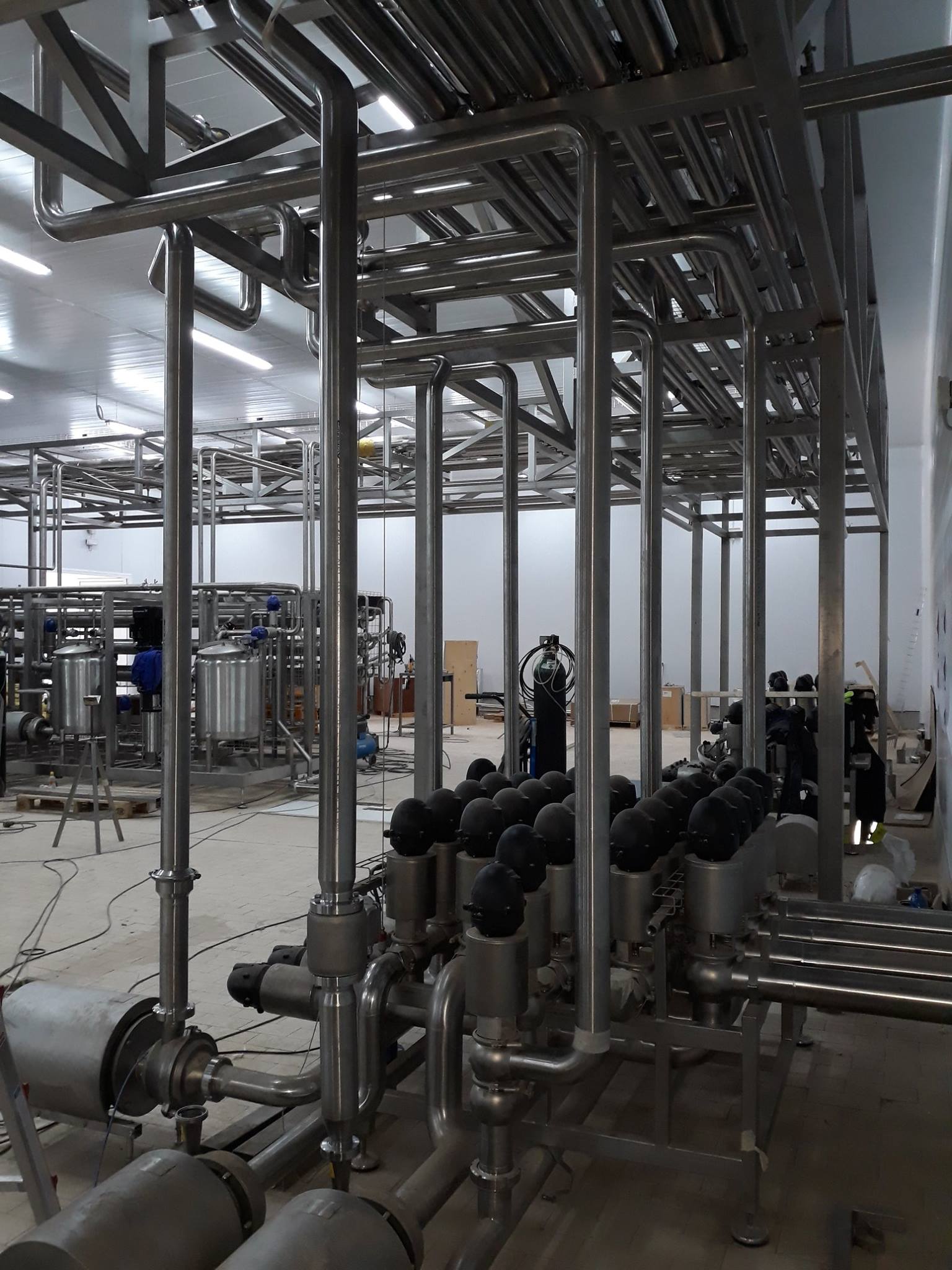 Instalación de tubería para producto alimentario de la industria láctea..